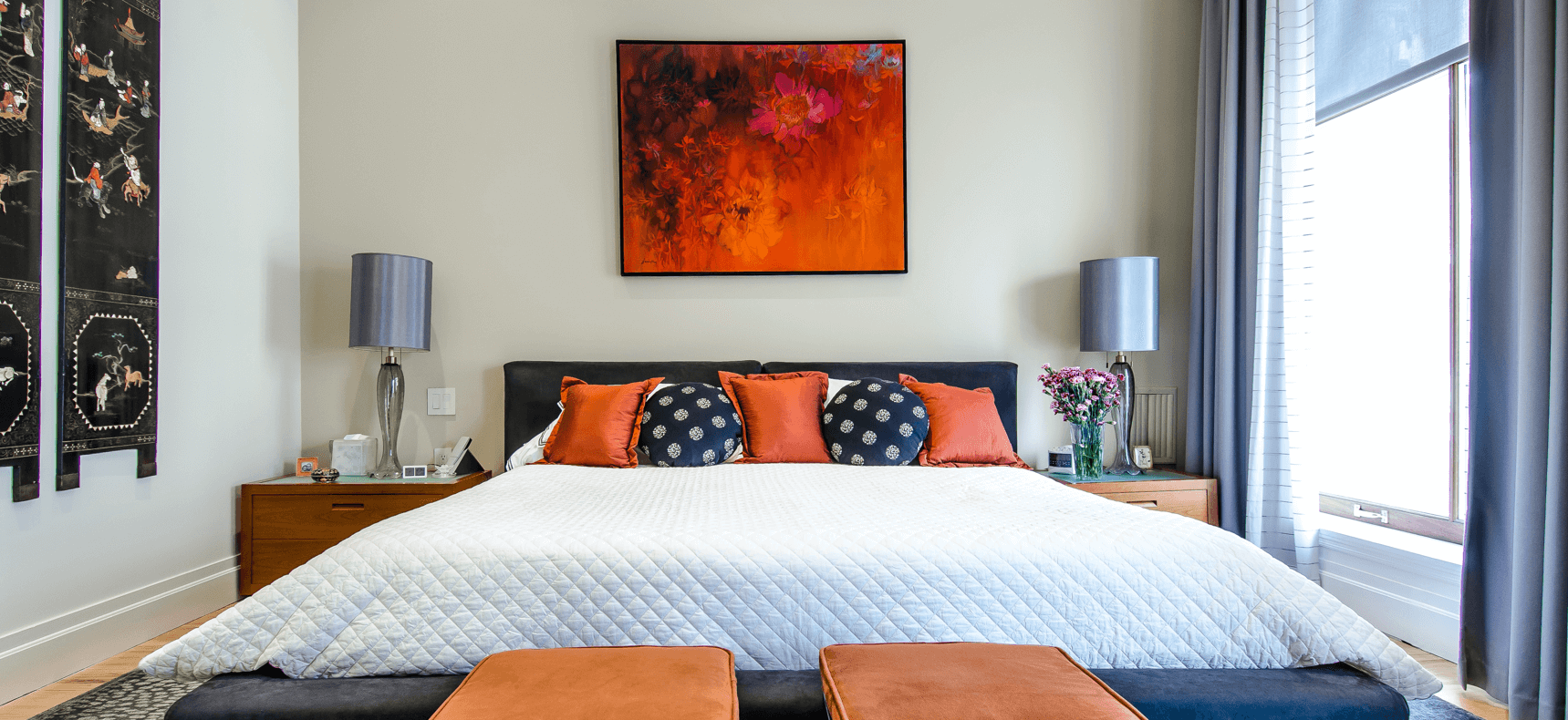 habitación decorada en azul y rojo