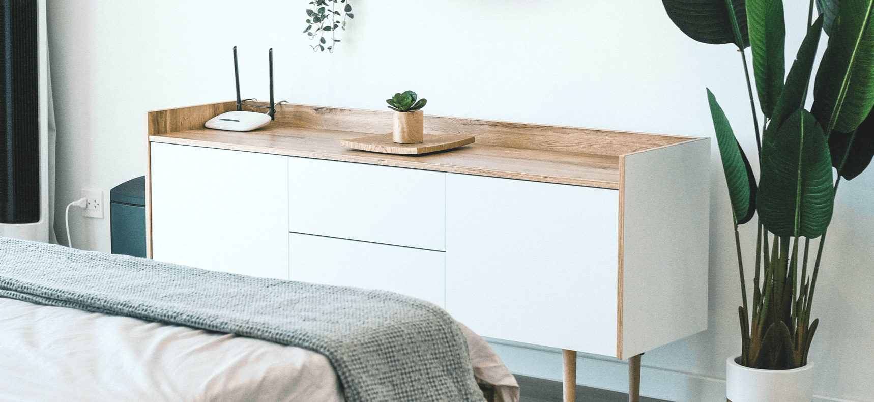 mueble marron y blanco